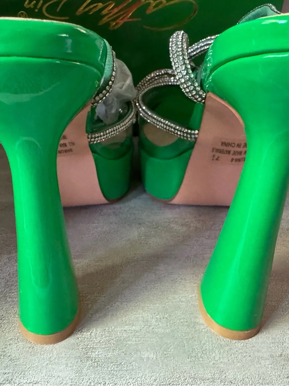 Elegant Green Patent Pointed-Toe Women’s Platforms with Crystal Detail